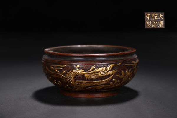 清代 大清乾隆年製 古銅彫 塗金海水異獣紋鉢式炉仁古銅器 置物擺件