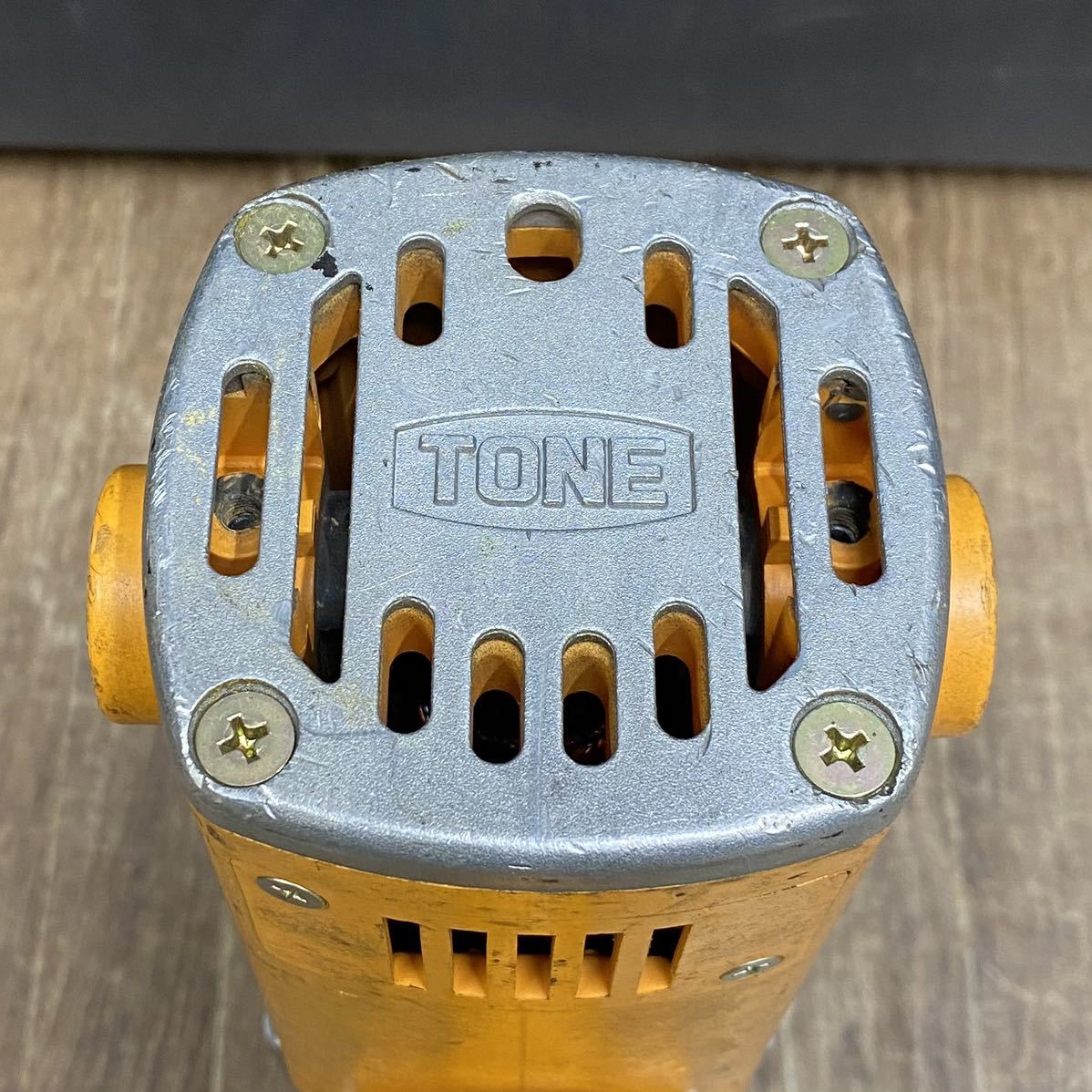 現状渡し■TONE トネ インパクトレンチ 100V ソケット2個付き 電動工具 二重絶縁 締め付け タイヤ交換 IW-22-1 中古■兵庫県姫路市発③ E3_画像6