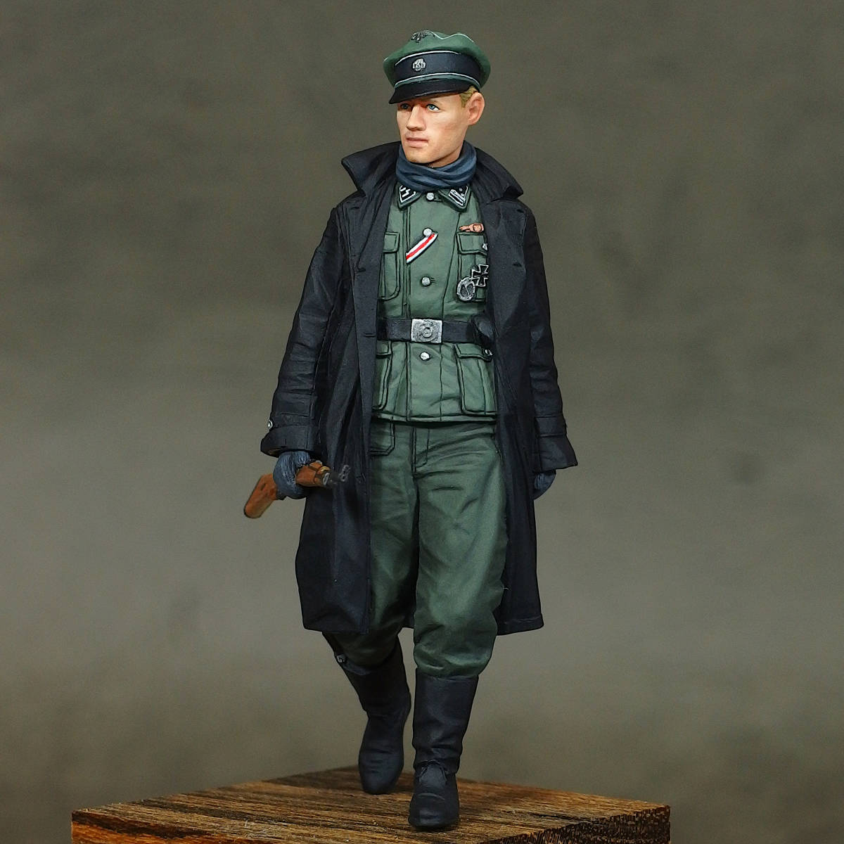 [143] 完成品 1/35 フィギュア WW2 ドイツ軍 ドイツ兵 武装親衛隊 レザーコートを着た大尉 Painted and Built Figure 50mm_画像3