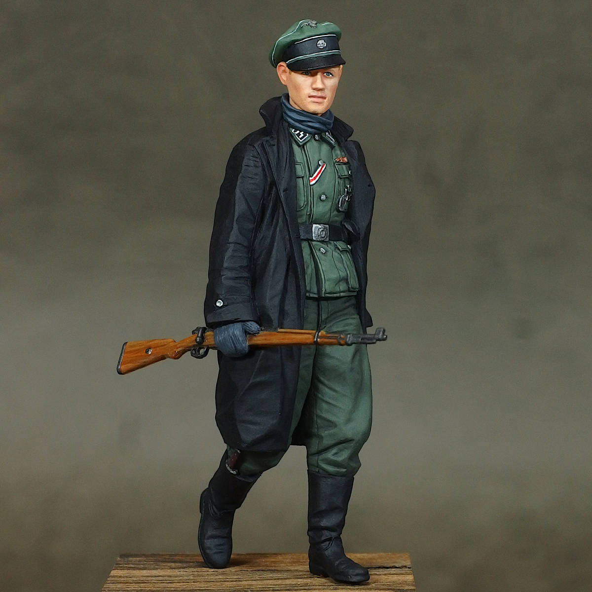 [143] 完成品 1/35 フィギュア WW2 ドイツ軍 ドイツ兵 武装親衛隊 レザーコートを着た大尉 Painted and Built Figure 50mm_画像7