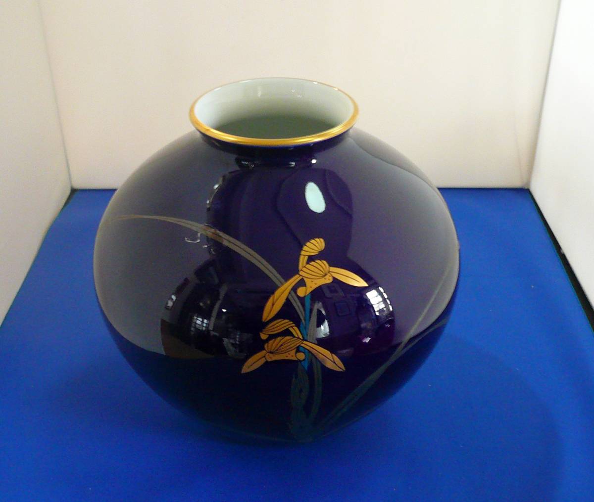 美術品47）特別値下 香蘭社の瑠璃花瓶 ２度と出ないお得な買い物　アヤメの絵柄　高さ18.5㎝　胴径17㎝　底7㎝