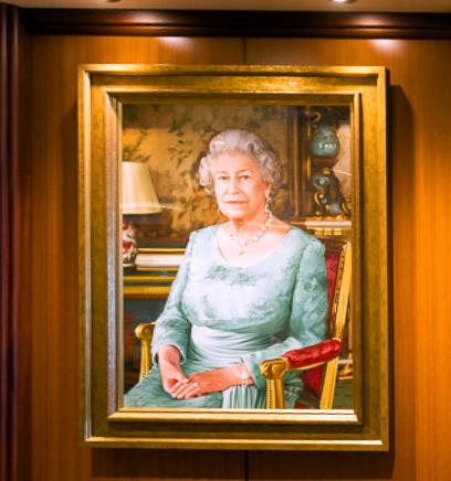 美術記念時計17)86歳終活断捨離特別価格　家宝になる名品　クイーンエリザベス２世号記念品として提供された置時計 _QE2のエントランスに飾ってある女王陛下