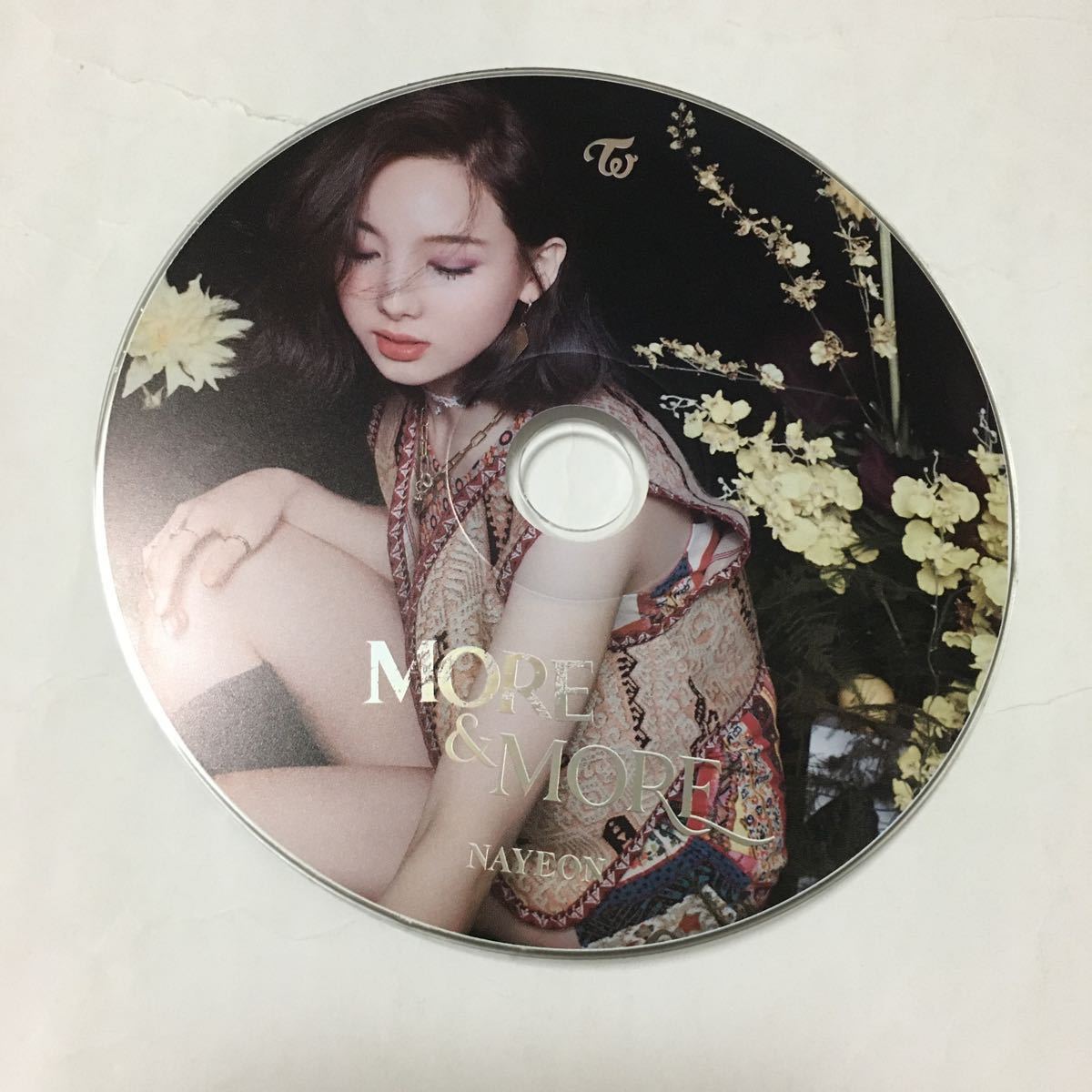 送料込み　TWICE　CD　ディスク　ナヨン　THE 9TH MINI ALBUM　☆MORE & MORE☆　7曲　A ver.　韓国盤　NAYEON　現状品　K-POP_画像2