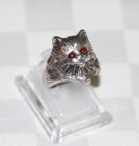 シルバーリング　猫デザインの指輪　　ルビーの瞳　　スーリングシルバー　　外国製　　ヴィンテージ