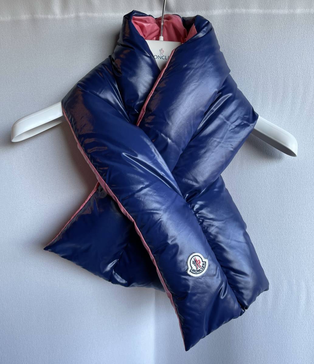 新品 本物 モンクレール ダウン マフラー MONCLER ピンク ブルー 青 パープル ダウンマフラー ストール ロゴ ワッペン_画像1