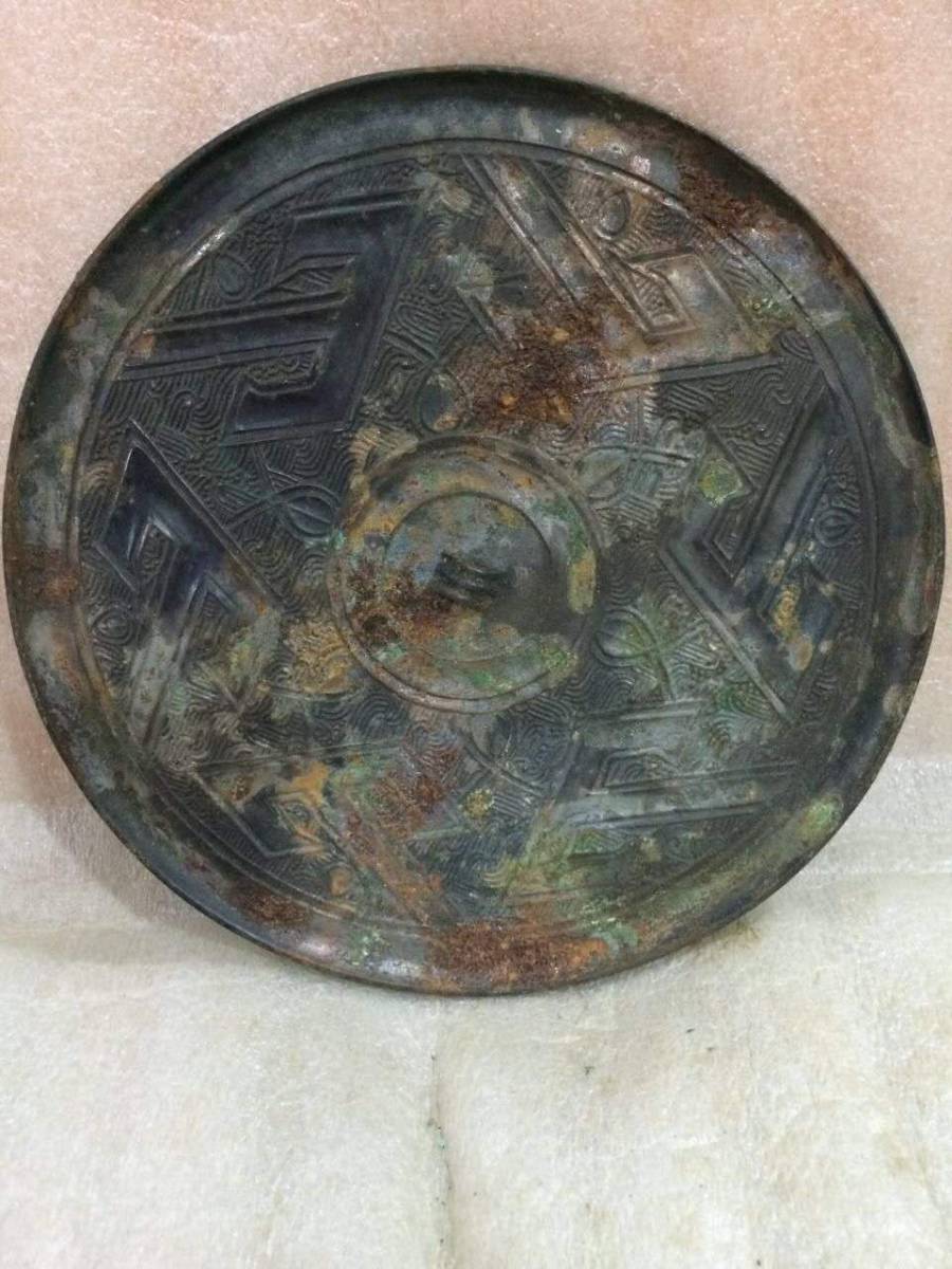 漢代　六山紋青銅鏡
