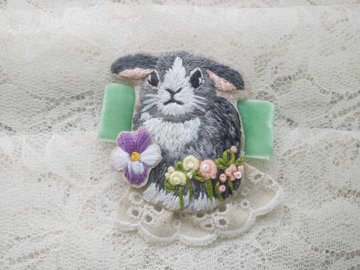 ハンドメイド刺繍 うさぎさんブローチ（匿名配送） - ファッション雑貨