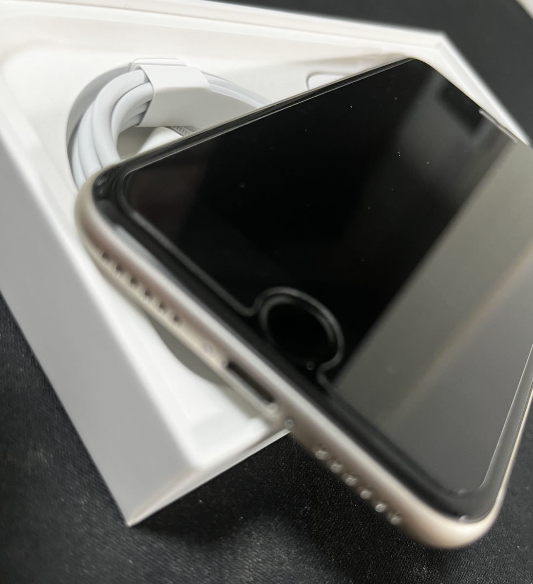 SIMフリー iPhone SE 第3世代 64GB Starlight(白) 付属品未使用 箱付き バッテリー最大容量100% おまけ付き_画像3