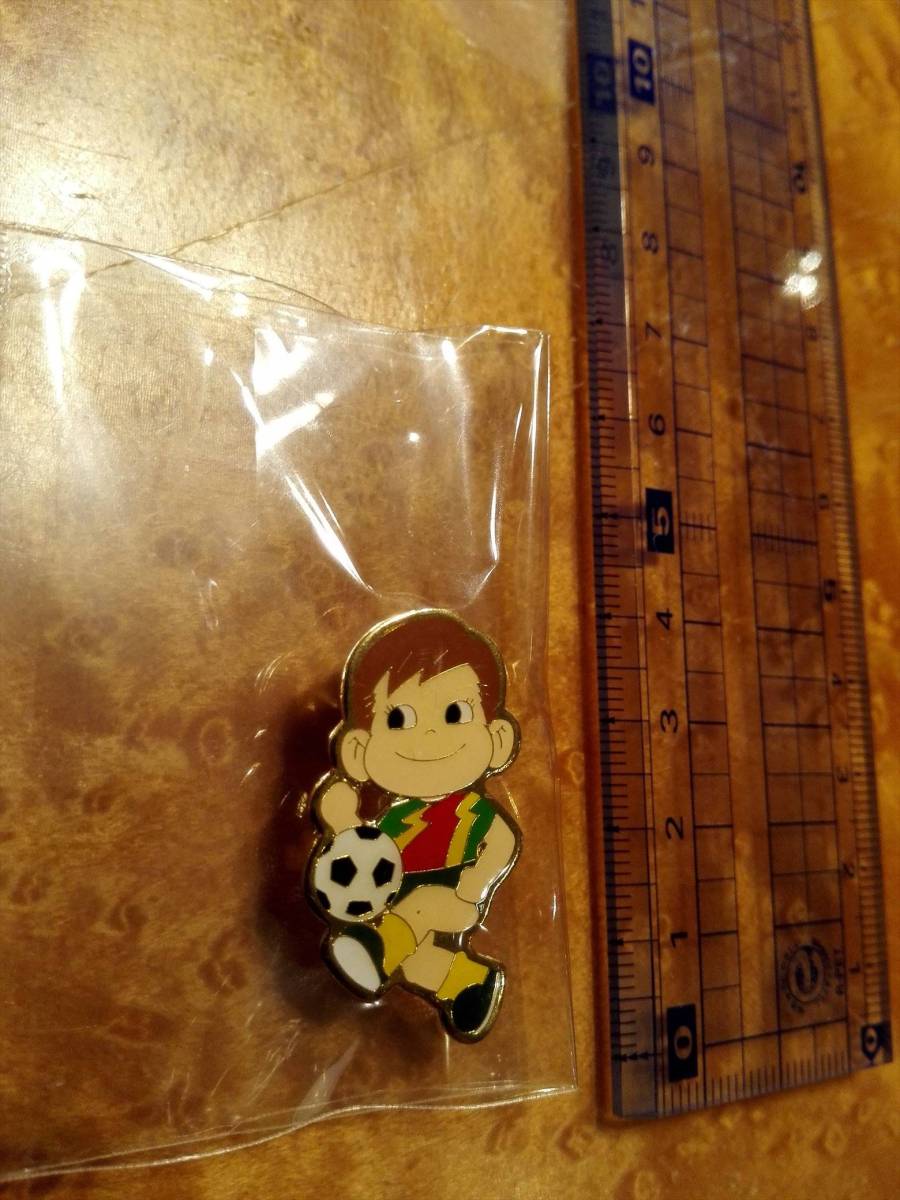 美品 レア！ ペコちゃん ピンバッジ サッカー_画像2