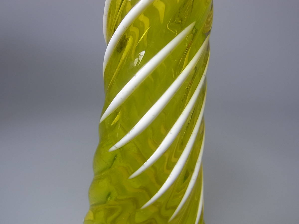 ■時代黄色ガラス捻り花瓶/乳白 白被せ 吹きガラスの画像7