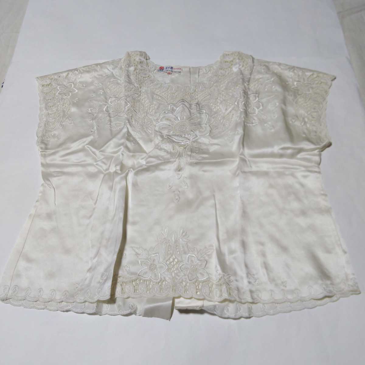 ヴィンテージ　スワトウ刺繍の素敵なシルクブラウス　サイズ36　ホワイト　新品　汕頭　絹　高品質　チャイナシルク 高級シルク おしゃれ着