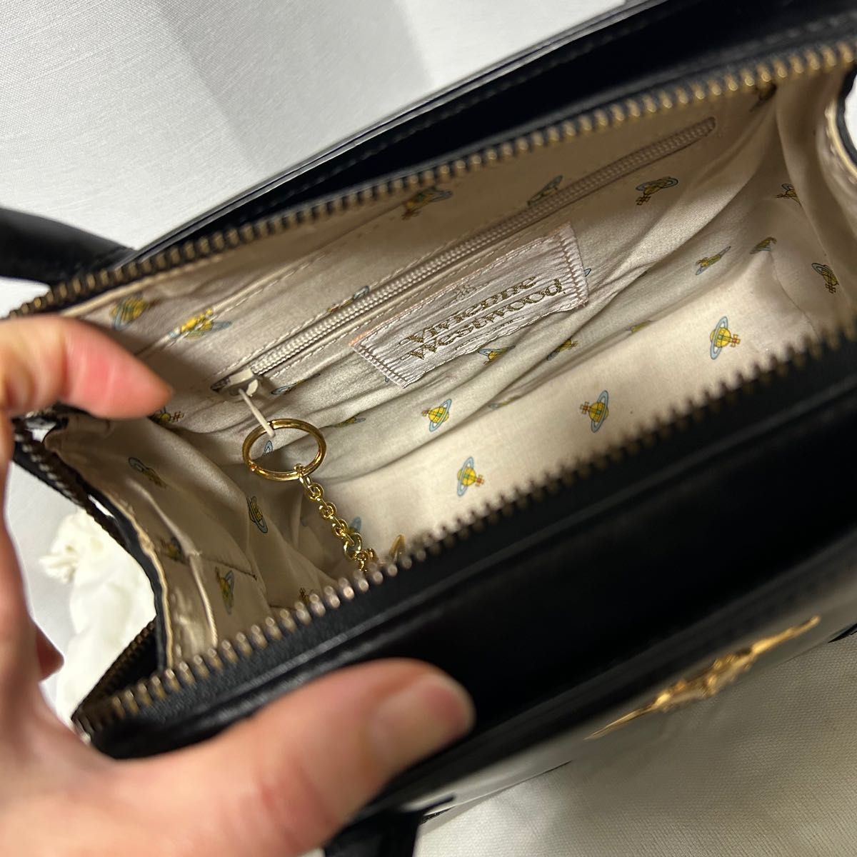 希少美品 Vivienne Westwood ハンドバッグ プレーン オーブ 黒 希少美品 Vivienne Westwood ハンドバッグ プレーン オーブ 黒