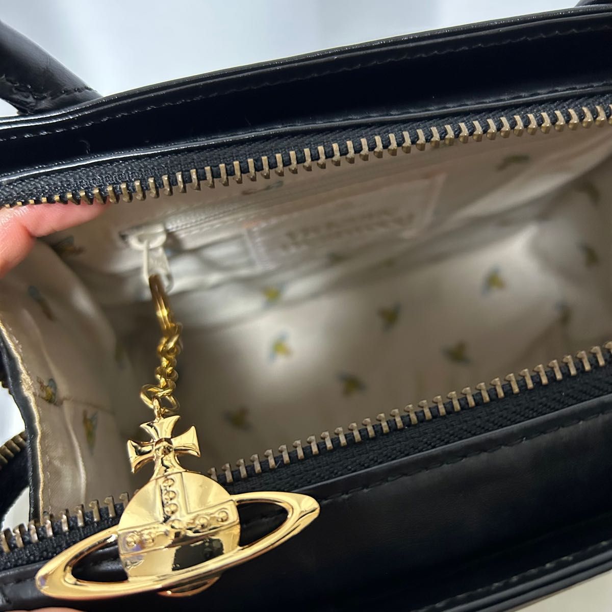 希少美品 Vivienne Westwood ハンドバッグ プレーン オーブ 黒 希少美品 Vivienne Westwood ハンドバッグ プレーン オーブ 黒