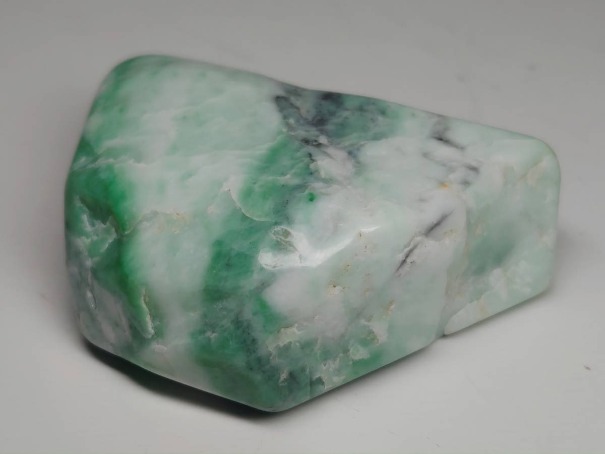 サイズの 【鮮緑】 ☆81g☆ 翡翠 原石 ヒスイ 鉱物 鑑賞石 糸魚川 水石
