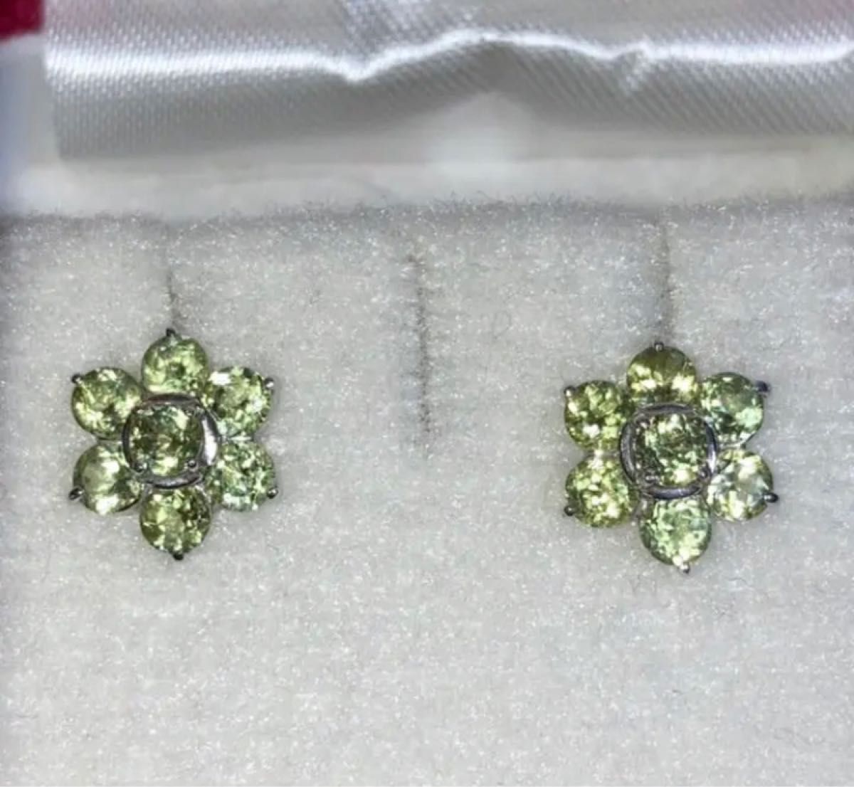 ツツミ ペリドット ピアス フラワーモチーフ お花 K14 ホワイト