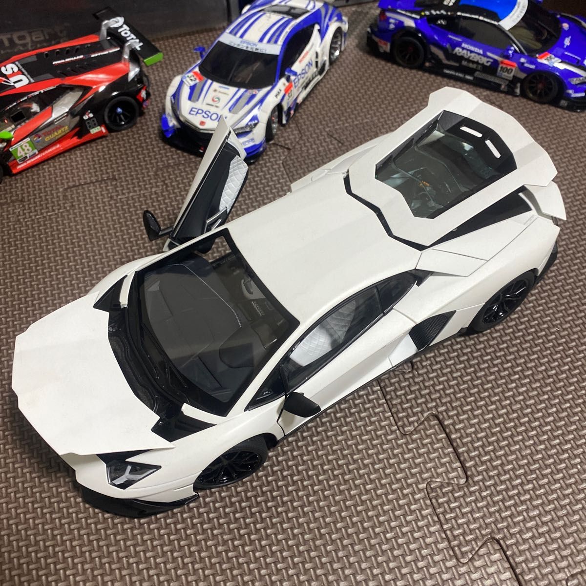 特価 難有 1/18 オートアート ランボルギーニ アヴェンタドール 特価 難有 1/18 オートアート ランボルギーニ アヴェンタドール