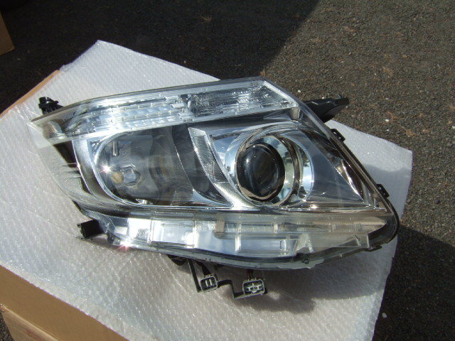 ZRR80Gエスクァイア ヘッドライトユニット右側中古品 見事な 50%割引