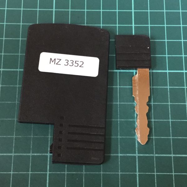 MZ3352 ランプ点灯 マツダ 純正 キーレス カード ビアンテ プレマシー MPV等 両側スライド 4ボタン_画像2