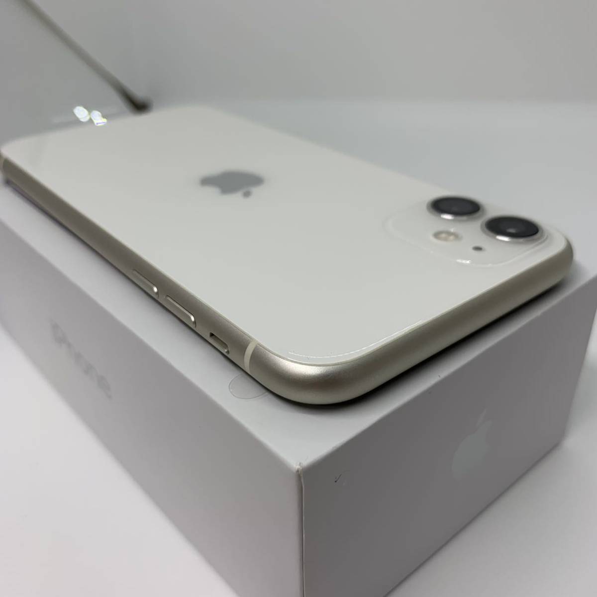 ヤフオク! - 新品 iPhone 11 ホワイト 256 GB SIMフリー 本体