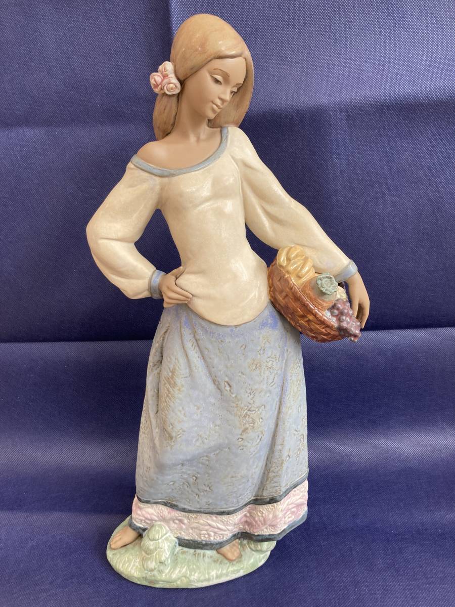 ★ LLADRO ( リヤドロ ) ★ 2229 大地の実り Seasonal gifts Woman with Basket of Fruits 高さ約43cm 藤20