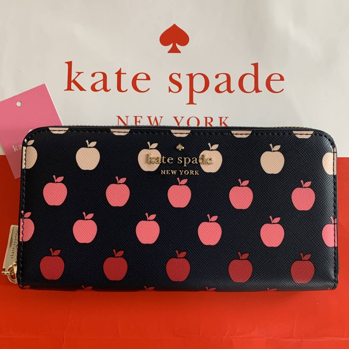 ◆新品　ケイトスペード/リンゴが可愛い♪収納力あり長財布　kate spade new york　k8296　プレゼントに！　林檎　りんご