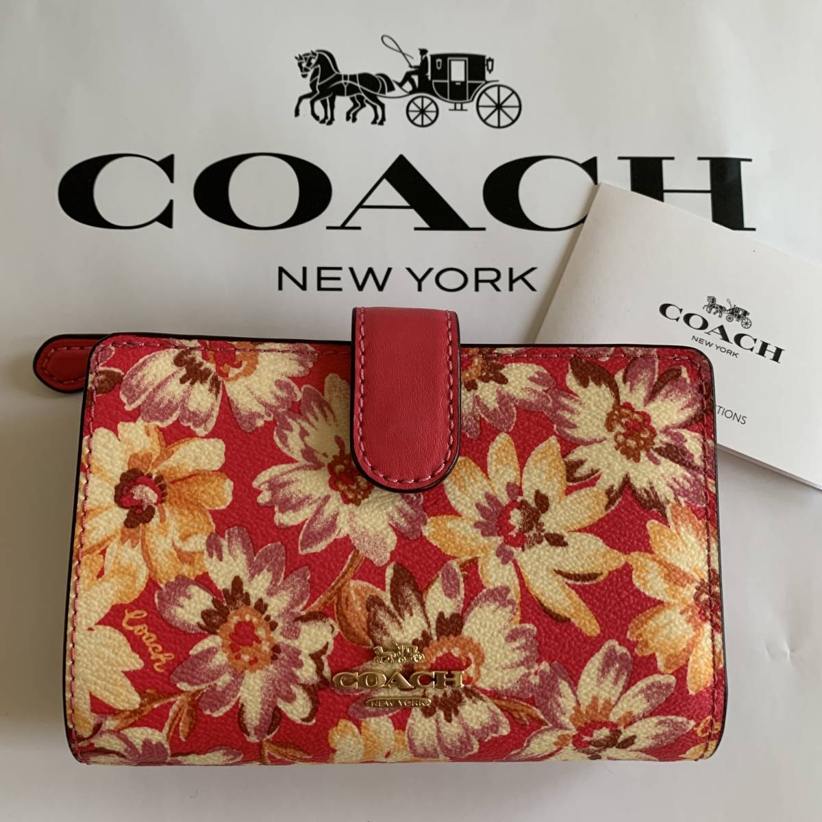◆コーチ/手書き風デイジーの花柄が華やかな2つ折り財布　IDケース　ミニ財布　機能的財布　3497　　オレンジ系