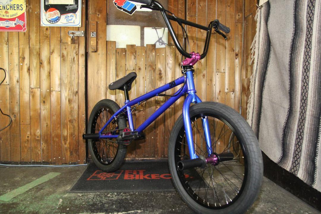 自転車　BMX ストリート Colony Premise BLUE PINK ジャイロ＋４ペグ 即決　送料無料　新品未使用_画像3