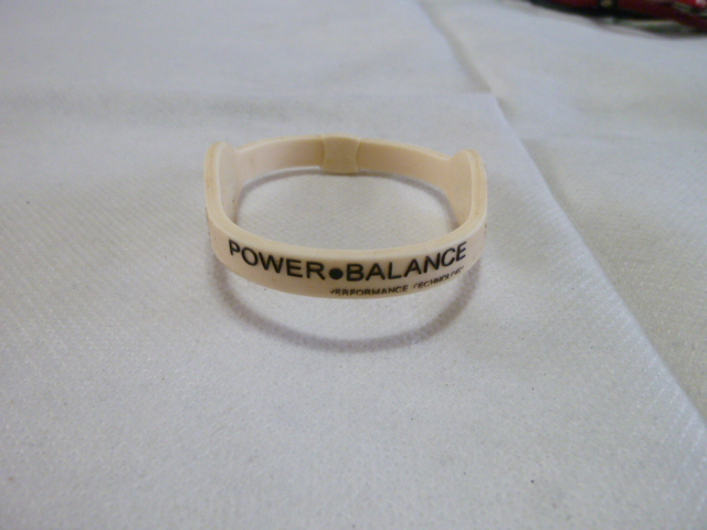 ★★POWER BALANCE シリコンブレスレット　(白)F6_画像1