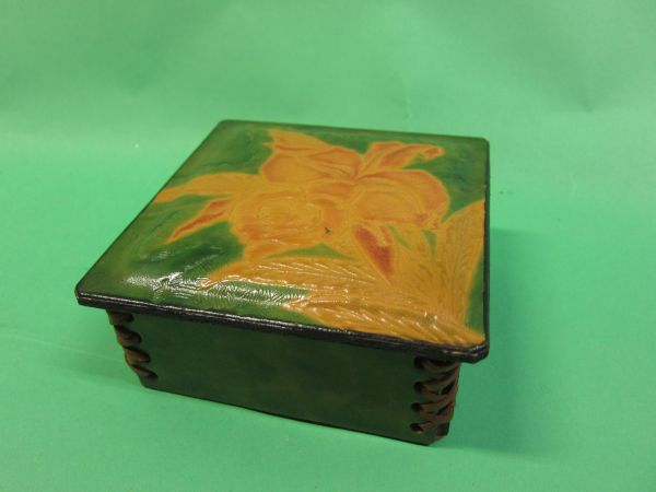 ハンドメイド　レザークラフト　ふた付き小物入れ　花の彫刻　グリーンとベージュ_画像2
