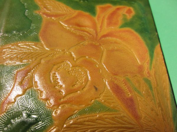 ハンドメイド　レザークラフト　ふた付き小物入れ　花の彫刻　グリーンとベージュ_画像7