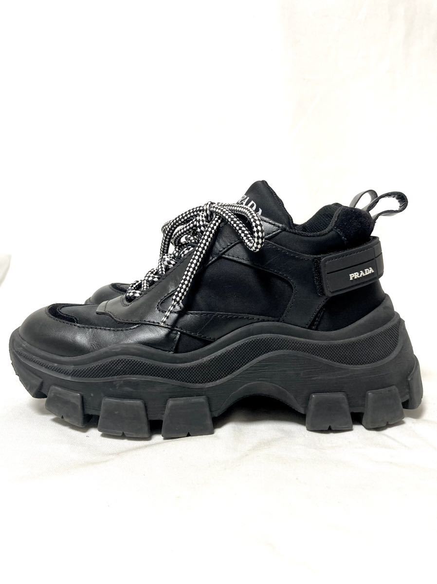 プラダ  タンクソール　ダッドスニーカー　靴　ロゴ　厚底　ペガサス　ハイカット ブーツ　ハイテク　ブラック　黒