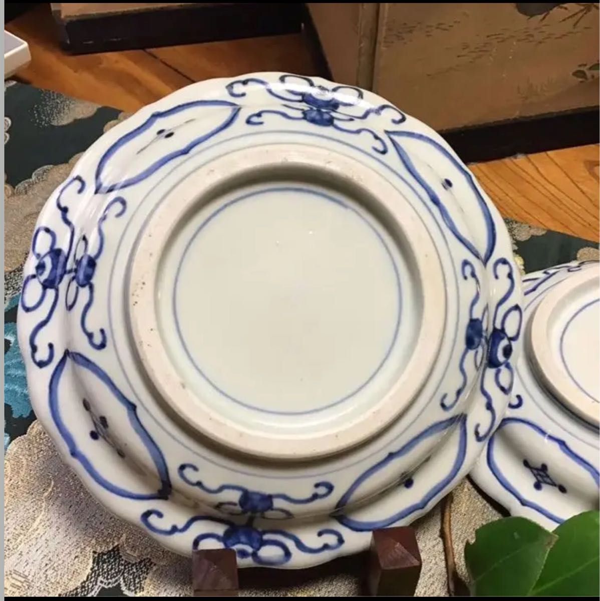 A553 古伊万里 染付 見込白抜寿文字 墨弾捻り紋様 綾花型 皿 5枚 A553 古伊万里 染付 見込白抜寿文字 墨弾捻り紋様 綾花型 皿 5枚