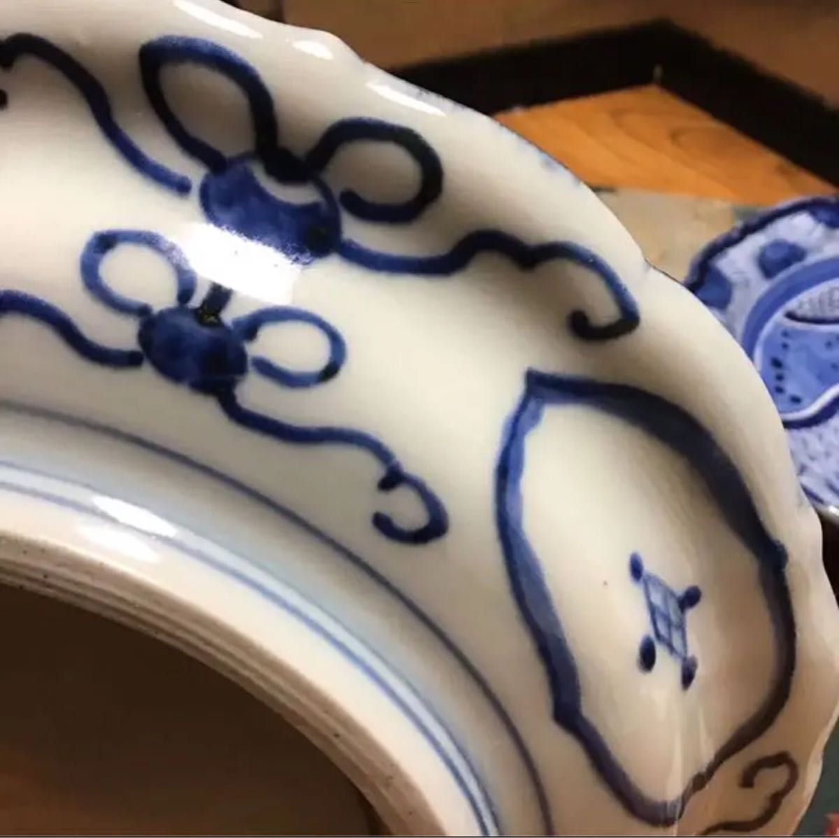 A553 古伊万里 染付 見込白抜寿文字 墨弾捻り紋様 綾花型 皿 5枚 A553 古伊万里 染付 見込白抜寿文字 墨弾捻り紋様 綾花型 皿 5枚
