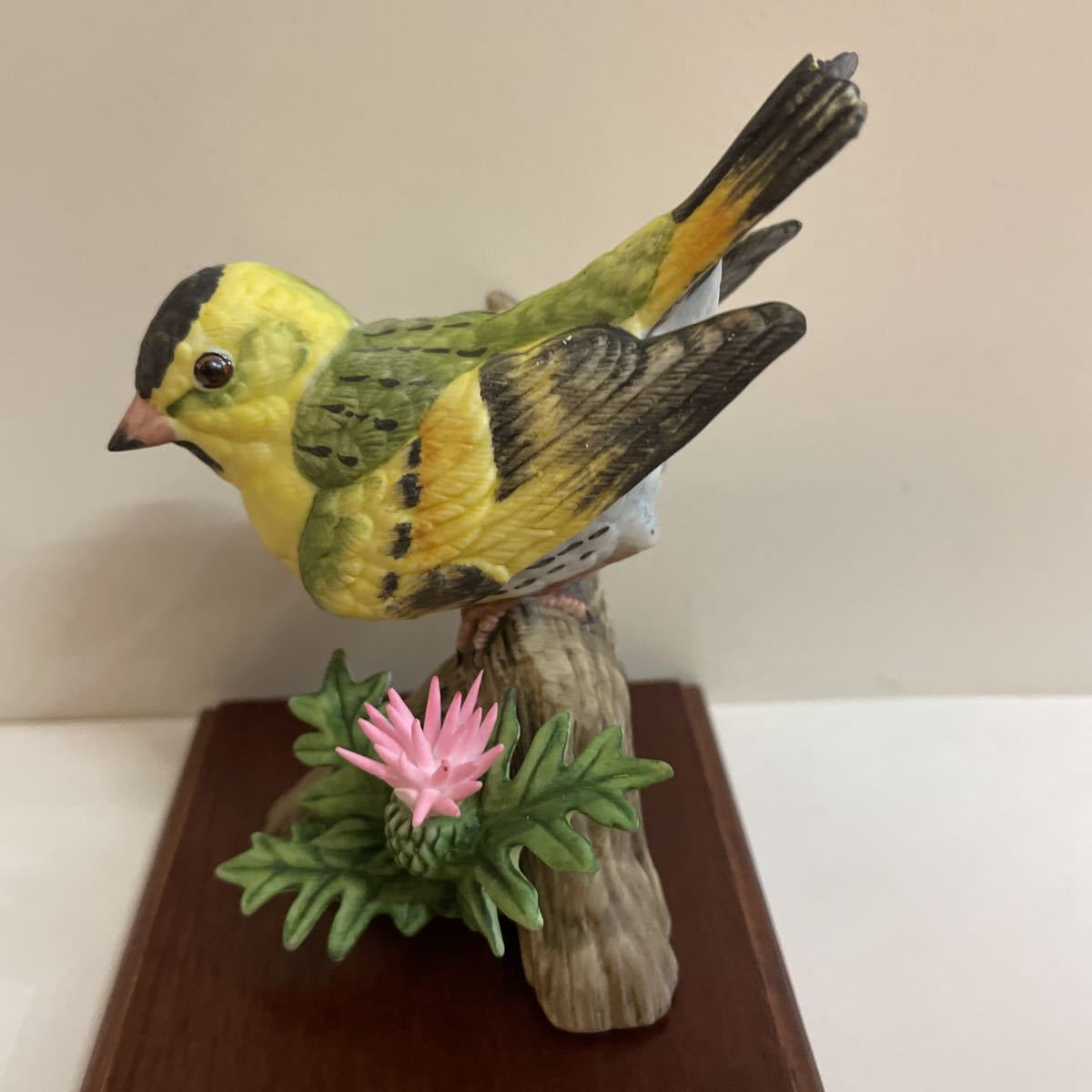 DAITO 大東 セラミックアートコレクション 鳥　ピンク色の花が小傷ある　マヒワ　置物 陶磁器 陶芸 工芸_画像1