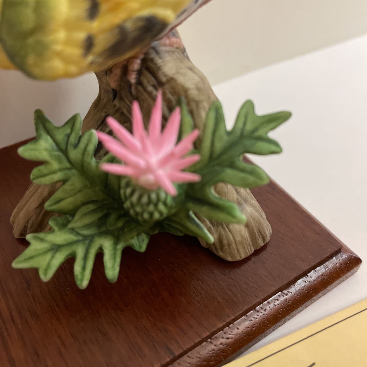 DAITO 大東 セラミックアートコレクション 鳥　ピンク色の花が小傷ある　マヒワ　置物 陶磁器 陶芸 工芸_画像3
