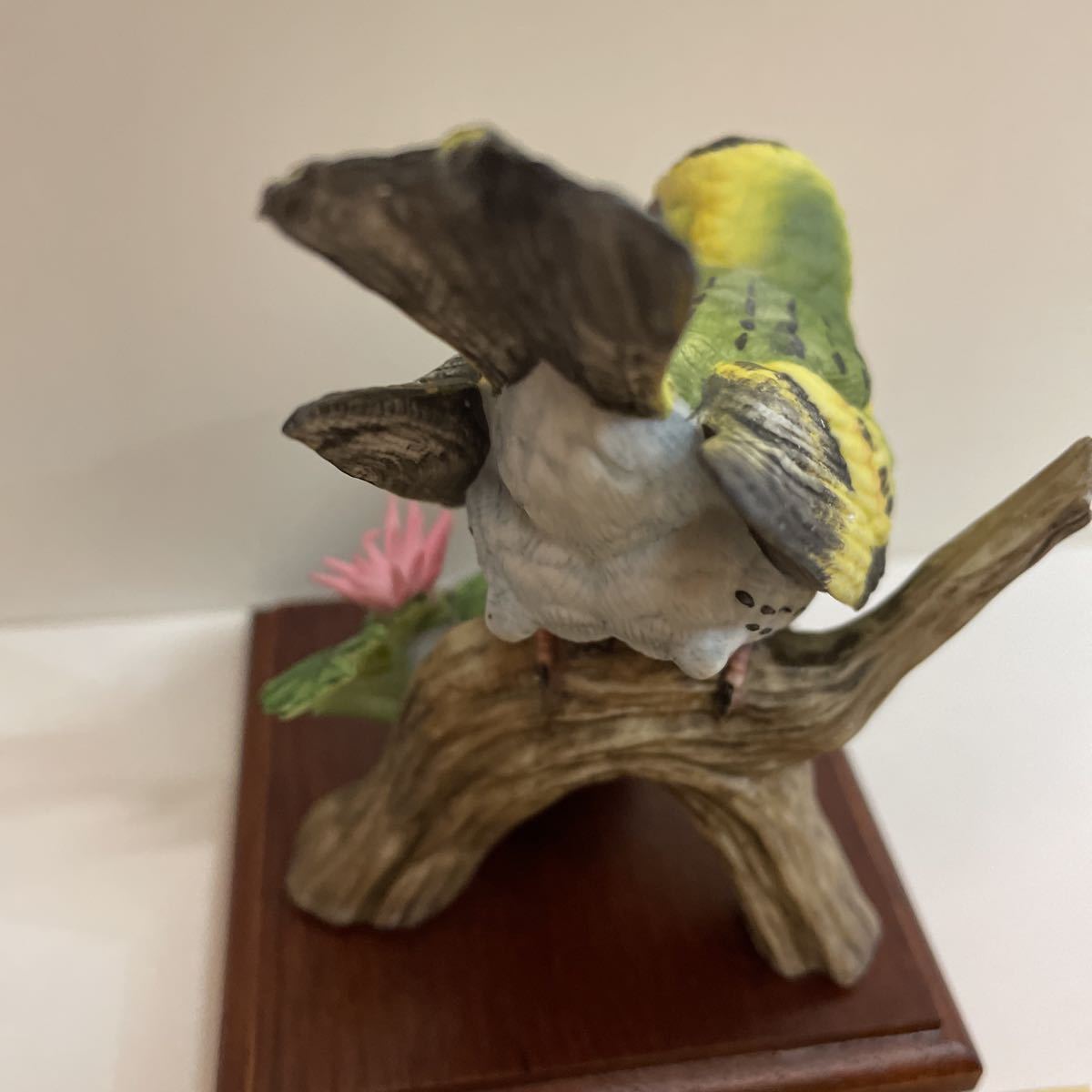DAITO 大東 セラミックアートコレクション 鳥　ピンク色の花が小傷ある　マヒワ　置物 陶磁器 陶芸 工芸_画像6