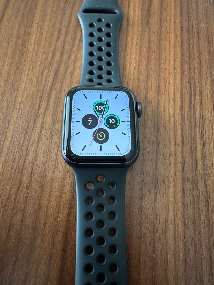 美品・バッテリー93%。Apple Watch Nike SE(GPS モデル)- 40mm スペースグレイアルミニウムケース