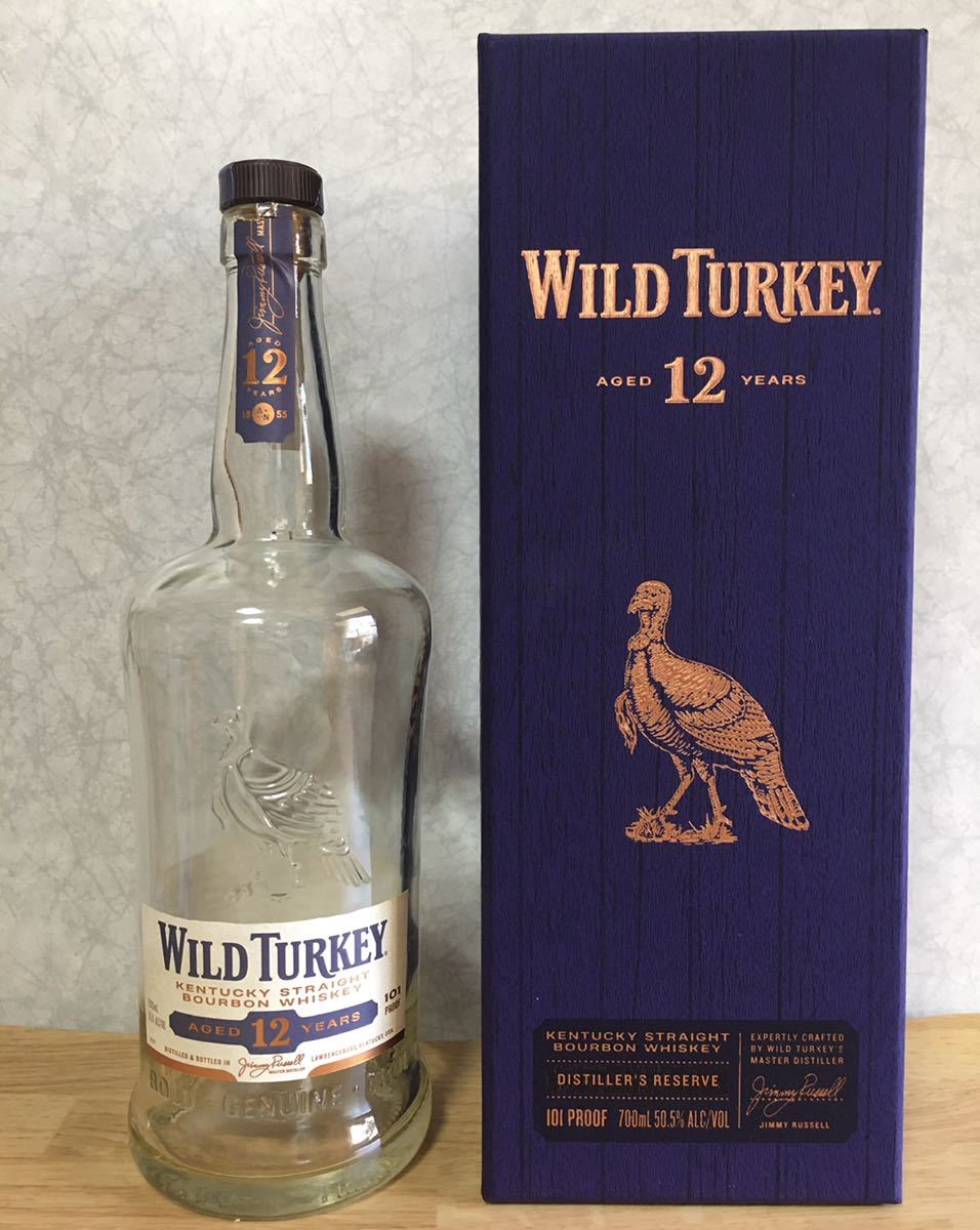 Повышенная неба бутылка Wild Turkey 12 лет дикой индейки с 12 -летним виски.