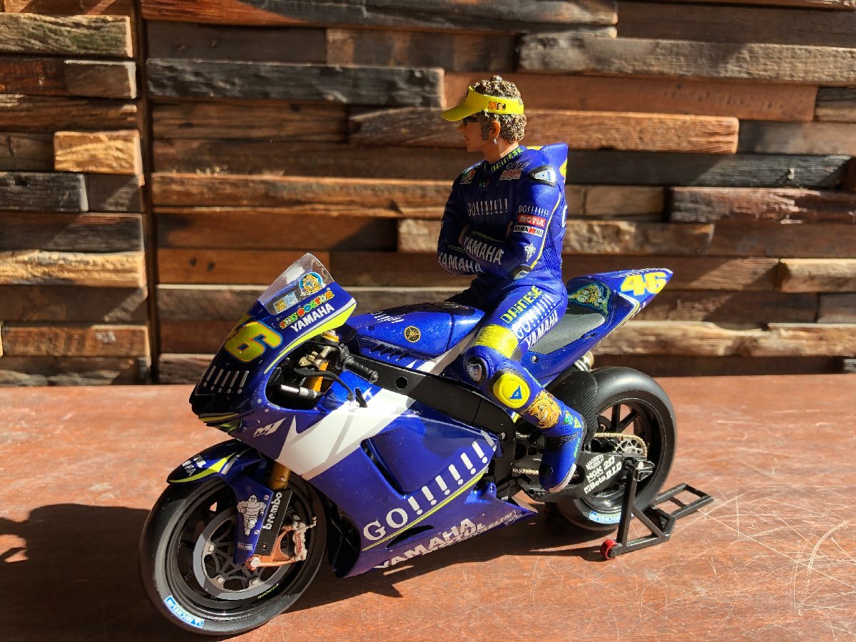ミニチャンプス 1/12 ヤマハ YZR-M1 2004年 MotoGP No46 ロッシ ミニチャンプス 1/12 ヤマハ YZR-M1 2004年 MotoGP No46 ロッシ