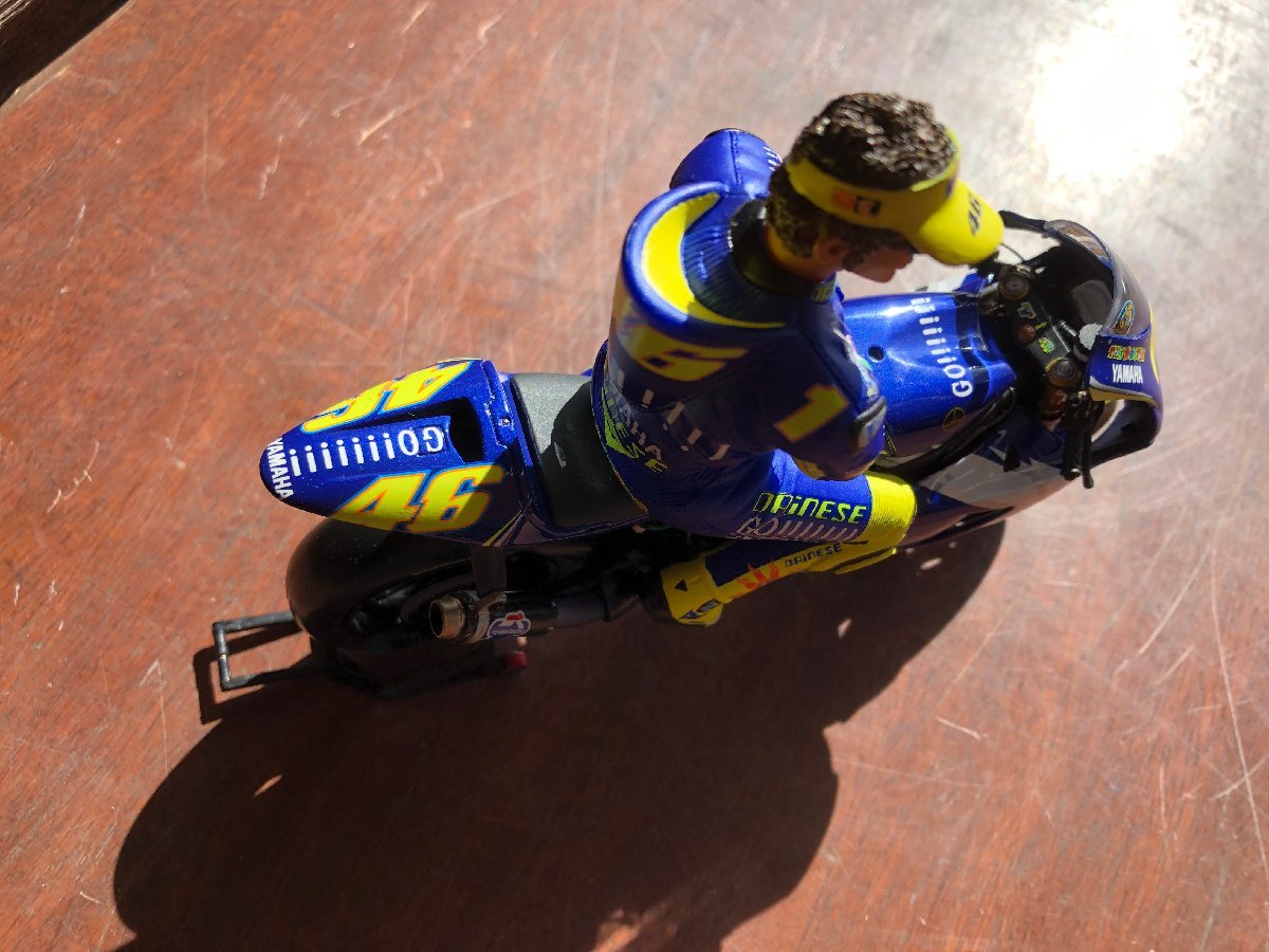 ミニチャンプス 1/12 ヤマハ YZR-M1 2004年 MotoGP No46 ロッシ ミニチャンプス 1/12 ヤマハ YZR-M1 2004年 MotoGP No46 ロッシ