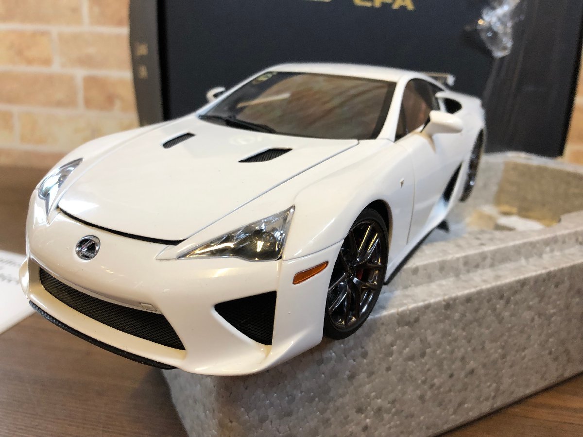 中古　AUTOart 1/18 LEXUS LFA ホワイテストホワイト　オートアート_画像1