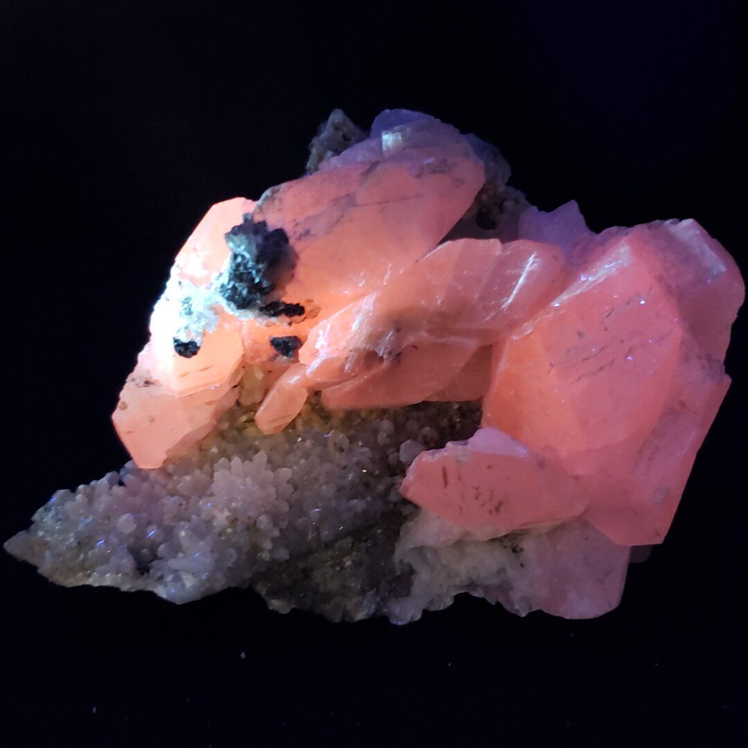 天然石 観賞石 水晶 クラスター 幅約14cm　重さ914g　鉱石 原石 オブジェ 飾り物 置物　ブラックライトで色がかわります。【60i2526】_画像2