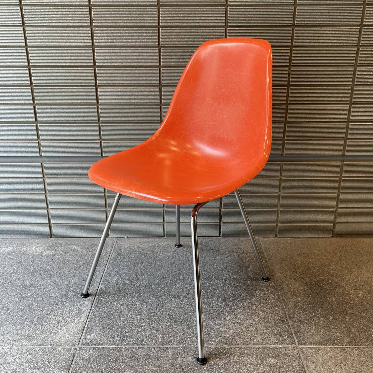 2021年製造 イームズ ファイバーグラスサイドチェア Eames Molded Fiberglass Side Chair / ハーマンミラー Herman Miller (2)_画像1