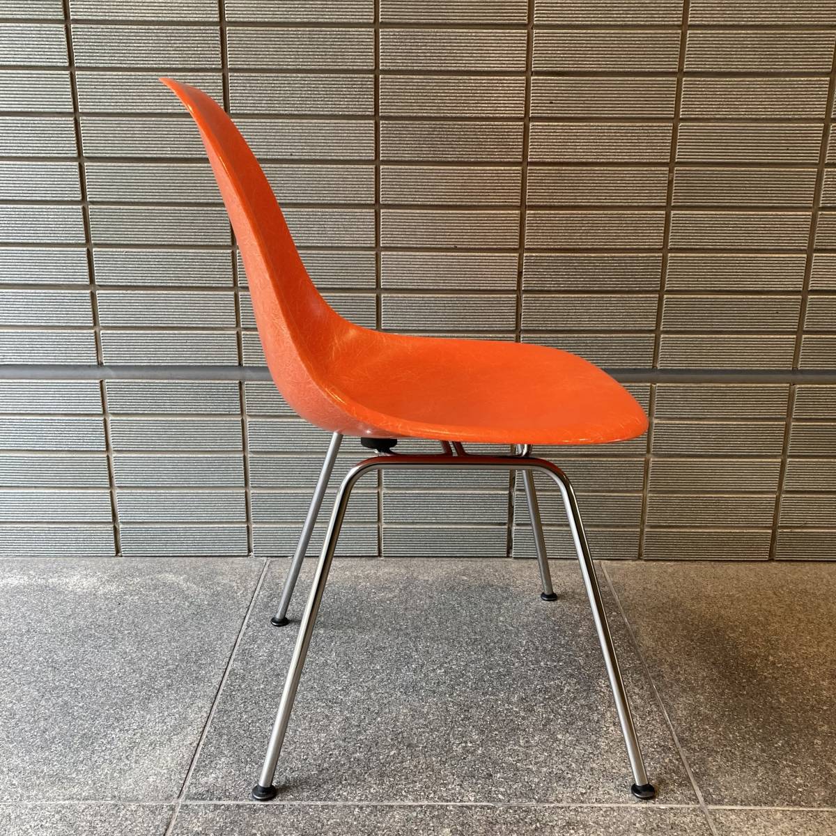 2021年製造 イームズ ファイバーグラスサイドチェア Eames Molded Fiberglass Side Chair / ハーマンミラー Herman Miller (2)_画像4