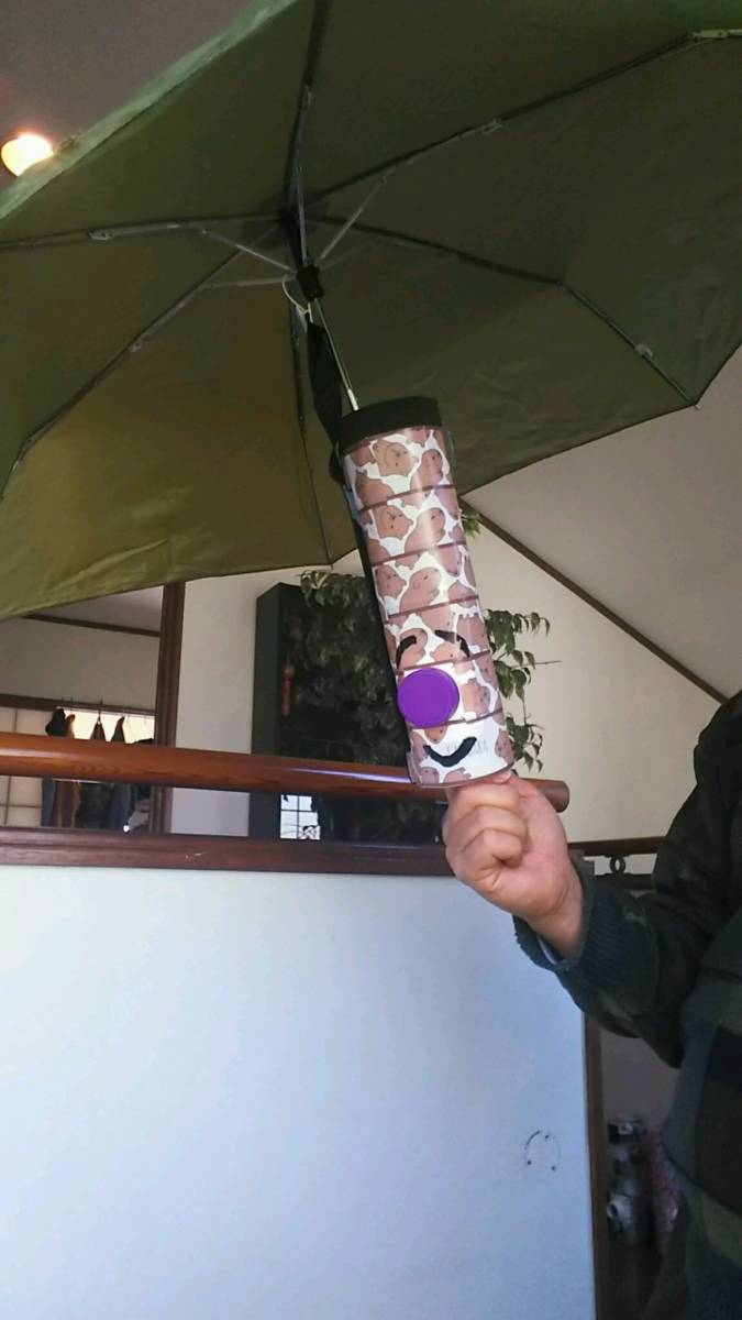 傘の新スタンダード・チューブ入り折りたたみ傘「チューブレラ」No.2_フックを傘の内骨に掛けます