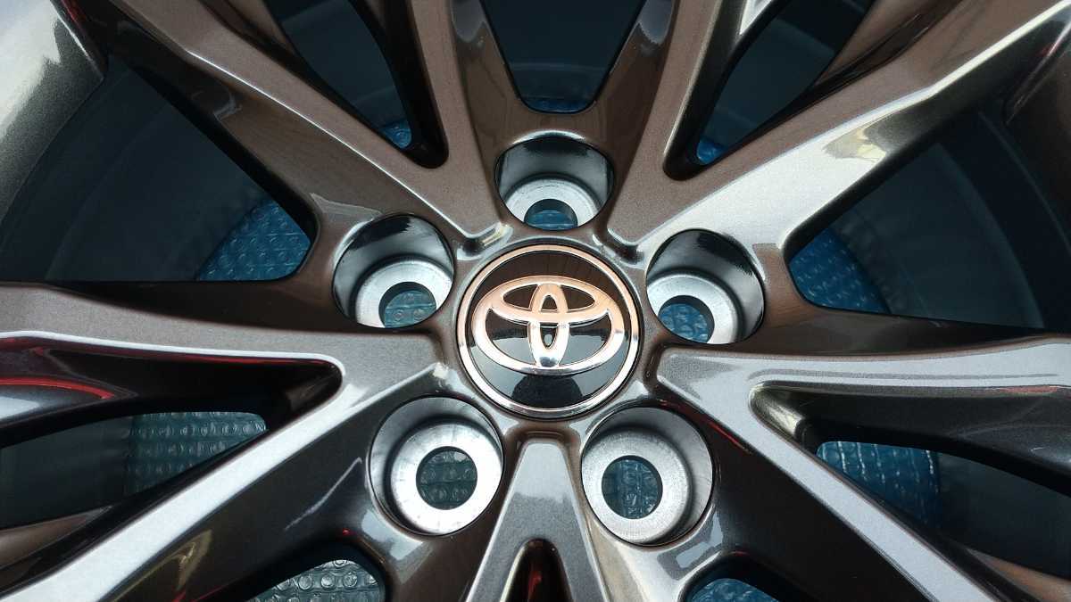 新品得価 納車前外し トヨタ カローラツーリング HYBRID W×B 純正17in