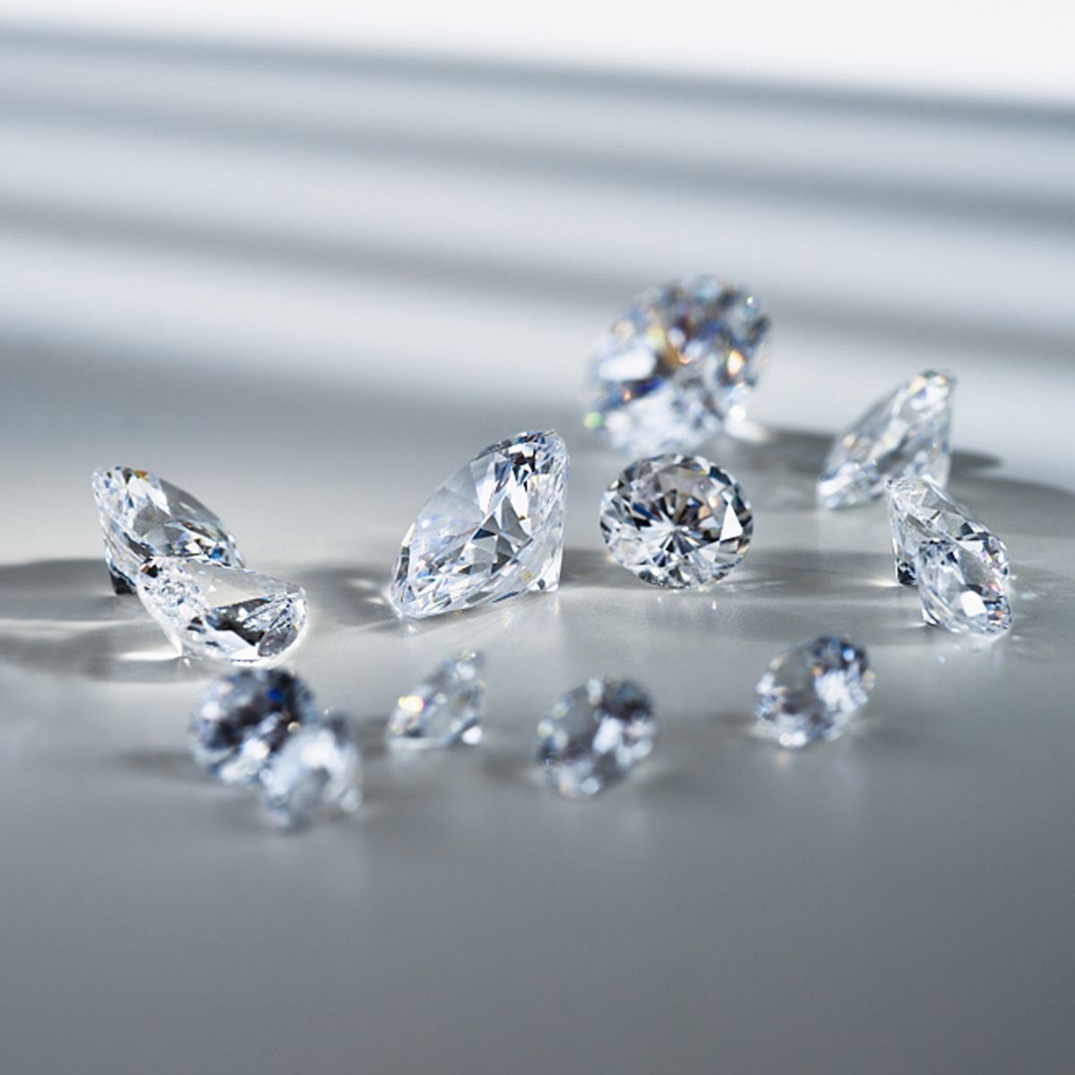 見事な創造力 モアッサナイト 新品 2CT 人工ダイヤモンド<鑑別書付き VVS1 I ダイヤモンド
