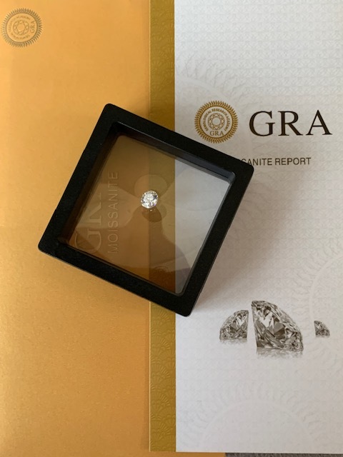 独特な店 新品 モアッサナイト 2CT I VVS1 人工ダイヤモンド<鑑別書付き ダイヤモンド