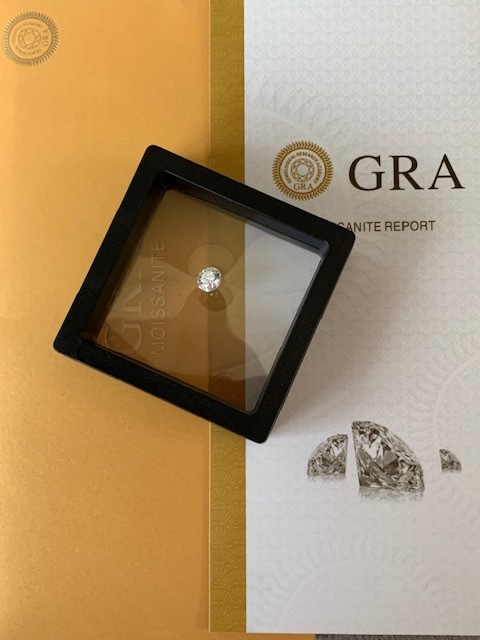 新品　モアッサナイト　2CT I VVS1 人工ダイヤモンド＜鑑別書付き＞　　船便送料無料　お買い得品　ピカピカして綺麗です。_鑑別書付きで、発送致します☆