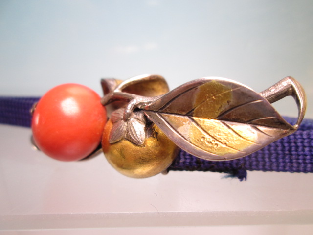 【江月】 アンティーク・彫金細工 鍍金 本珊瑚玉 1,7cm飾り 柿の帯留め 21,8g_画像3
